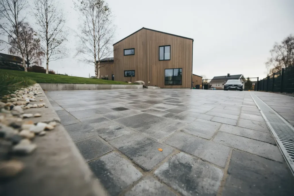 stensatt uppfart med marksten och dr nering i k llered m lndal